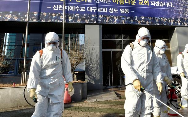 Funcionários de uma empresa de dedetização  desinfectam rua em frente à Igreja de Jesus o Templo do Tabernáculo do Testemunho, em Daegu