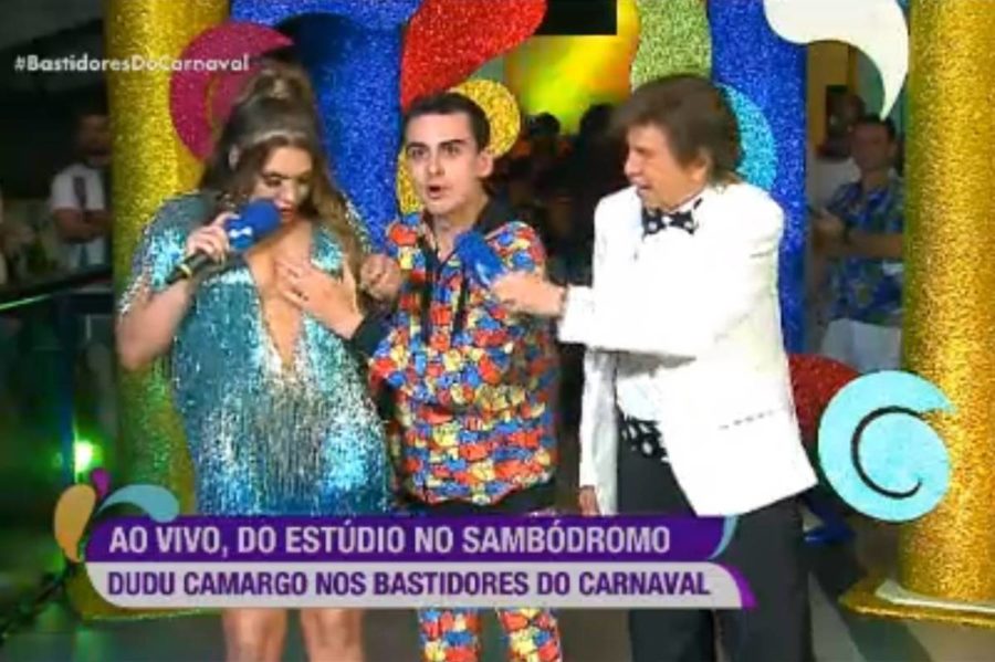 Dudu assedia Simony ao vivo