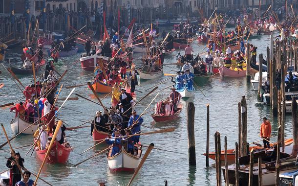 Desfile de barcos e gôndolas ao longo do Grande Canal em 2019