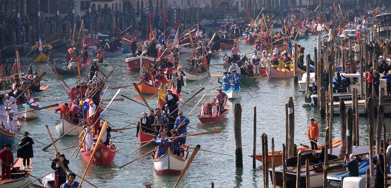 Desfile de barcos e gôndolas ao longo do Grande Canal em 2019