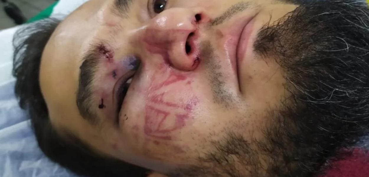 O engenheiro Daniel Machado Rodrigues foi colocado dentro de um camburão, onde policiais jogaram spray de pimenta