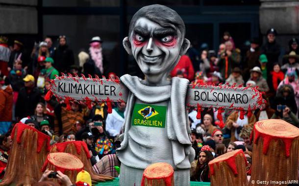 Bolsonaro é retratado como “assassino do clima” no Carnaval alemão