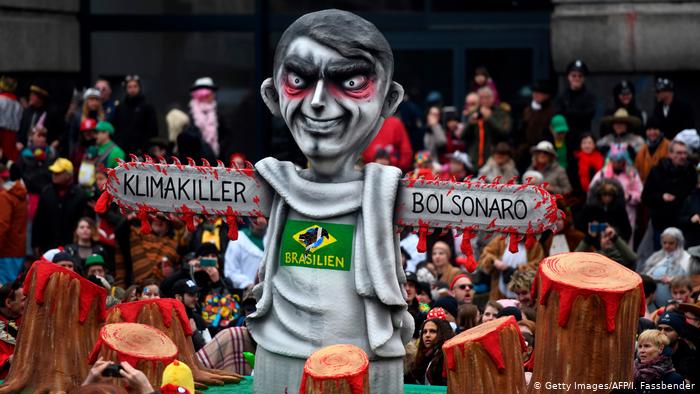 Bolsonaro é retratado como “assassino do clima” no Carnaval alemão