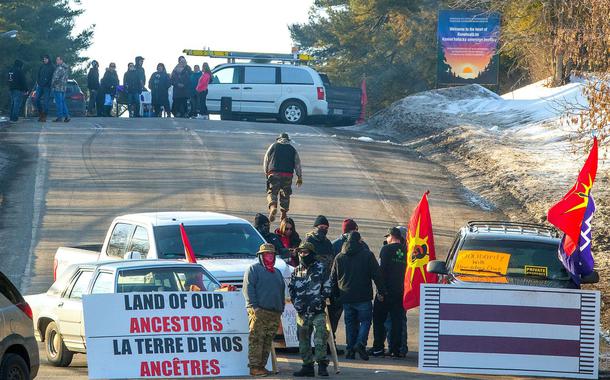Governo do Canadá reprime e indígenas reagem com mais bloqueios em ferrovias