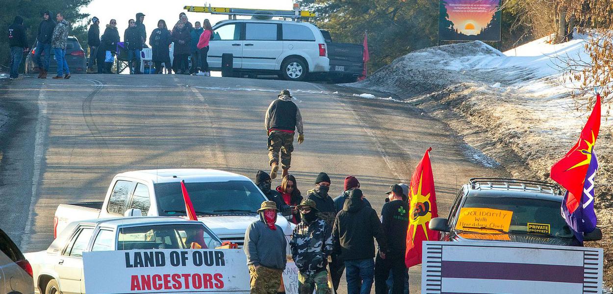 Governo do Canadá reprime e indígenas reagem com mais bloqueios em ferrovias