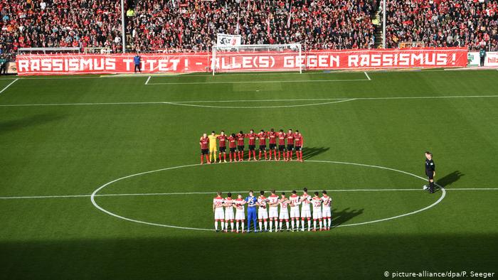 "Racismo mata. Todos e tudo contra o racismo", diz cartaz exibido por torcedores do Freiburg