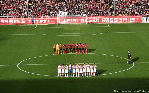 "Racismo mata. Todos e tudo contra o racismo", diz cartaz exibido por torcedores do Freiburg
