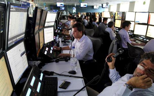 Operadores trabalham em escritório da XP em São Paulo.