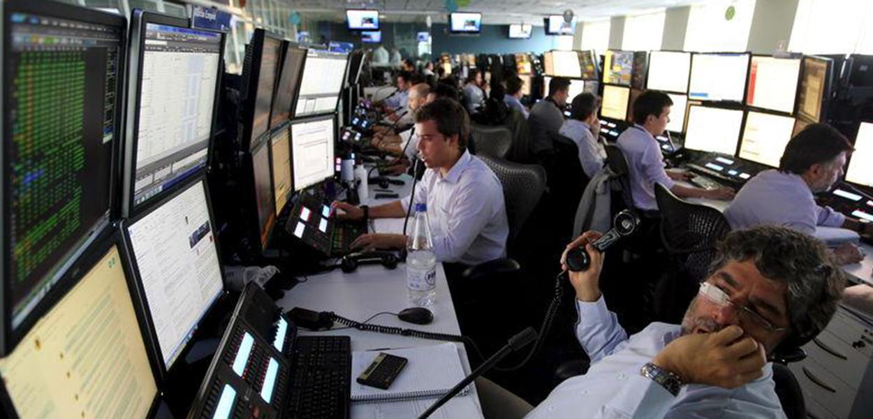 Operadores trabalham em escritório da XP em São Paulo.