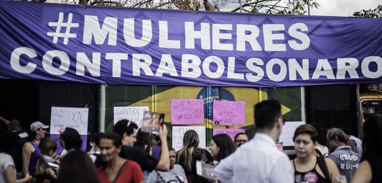 Mulheres protestam contra Bolsonaro