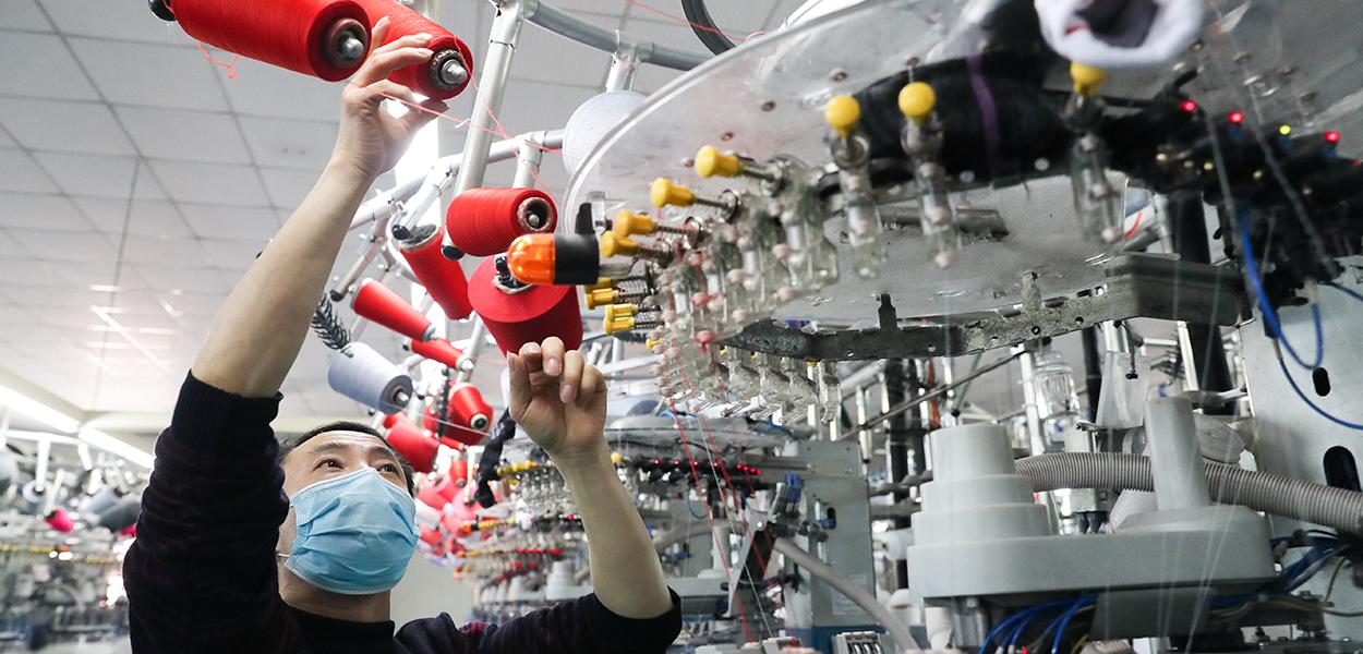 Operário usa máscara em fábrica de Huzhou's Deqing, na China