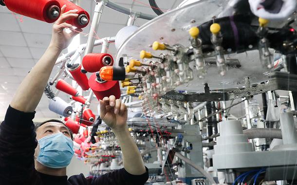 Operário usa máscara em fábrica de Huzhou's Deqing, na China