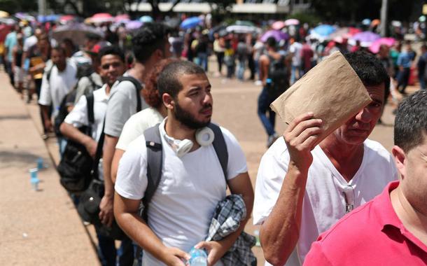 Pessoas em fila para vagas de emprego em São Paulo