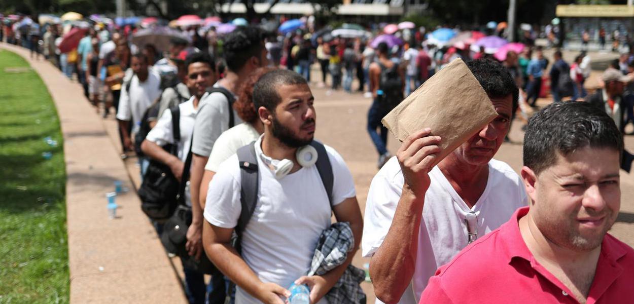 Pessoas em fila para vagas de emprego em São Paulo