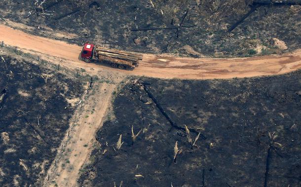 Caminhão trafega em área desmatada da floresta amazônica no Estado do Amazonas