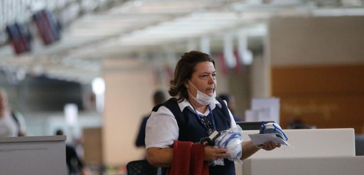Passageiros e funcionários circulam vestindo máscaras contra o novo coronavírus (Covid-19) no Aeroporto Internacional Tom Jobim