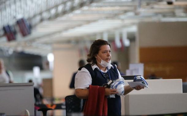 Passageiros e funcionários circulam vestindo máscaras contra o novo coronavírus (Covid-19) no Aeroporto Internacional Tom Jobim