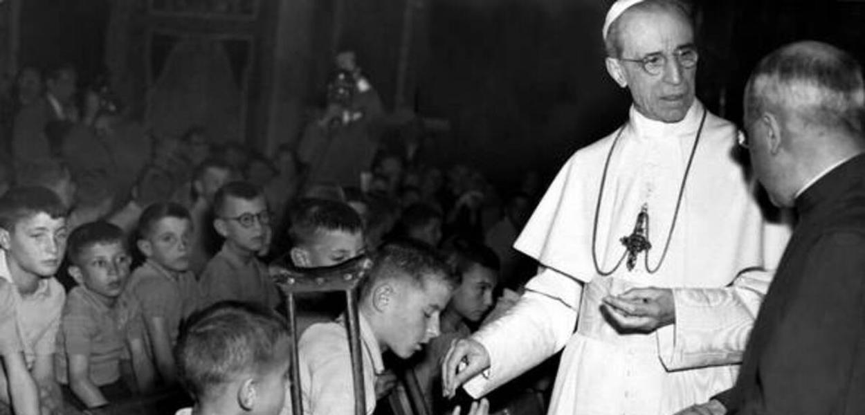 Papa Pio XII con i bimbi mutilati di guerra. ANSA