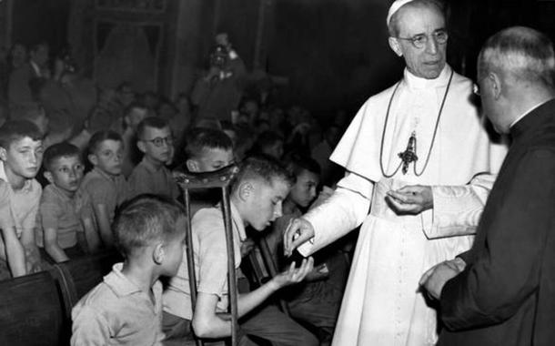 Papa Pio XII con i bimbi mutilati di guerra. ANSA