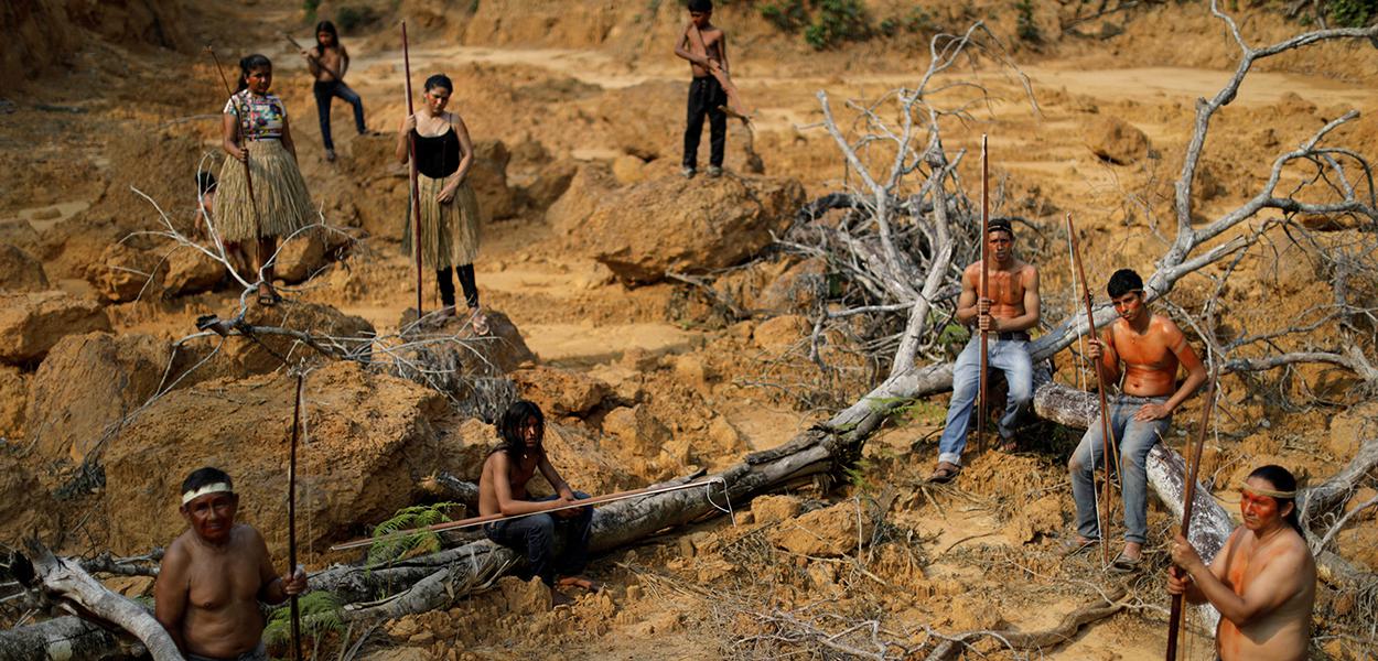 Indígenas mostram área desmatada da floresta amazônica perto de Humaitá, no Amazonas