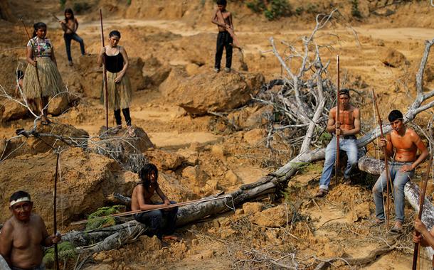 Indígenas mostram área desmatada da floresta amazônica perto de Humaitá, no Amazonas