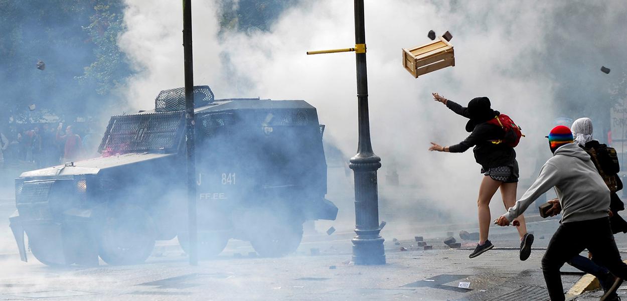 Manifestantes em confronto com a polícia no Chile, em 2 de março de 2020