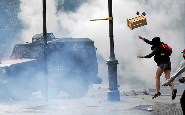Manifestantes em confronto com a polícia no Chile, em 2 de março de 2020