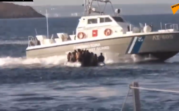 Guarda Costeira grega abre fogo contra bote de refugiados sírios