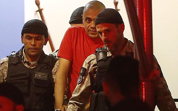 Agressor do deputado Jair Bolsonaro deixa a Polícia Federal.