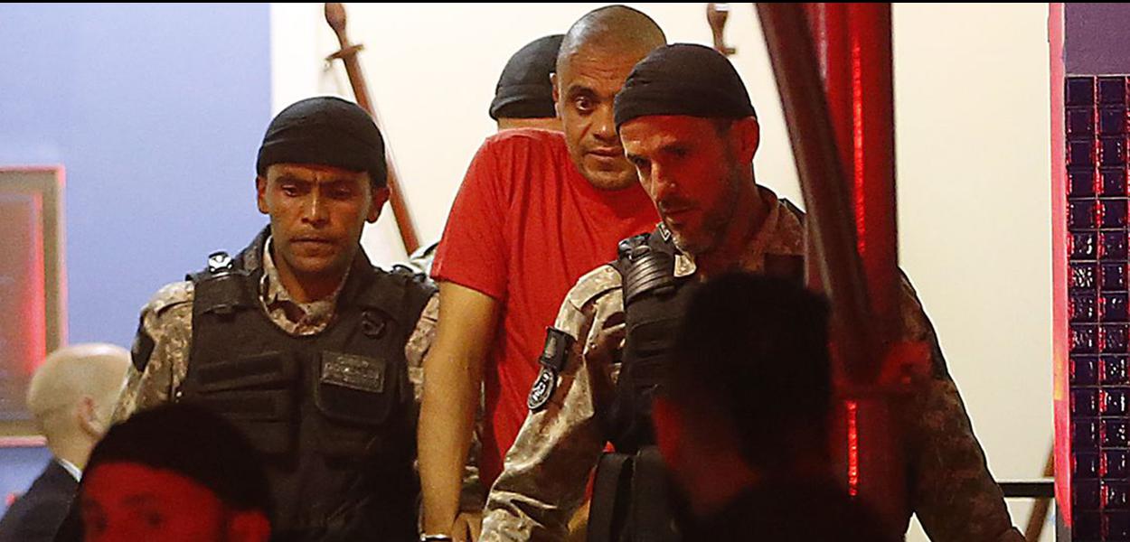 Agressor do deputado Jair Bolsonaro deixa a Polícia Federal.