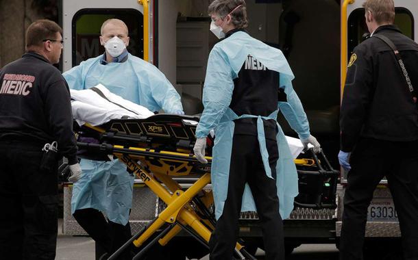 Médicos preparando paciente para ambulância