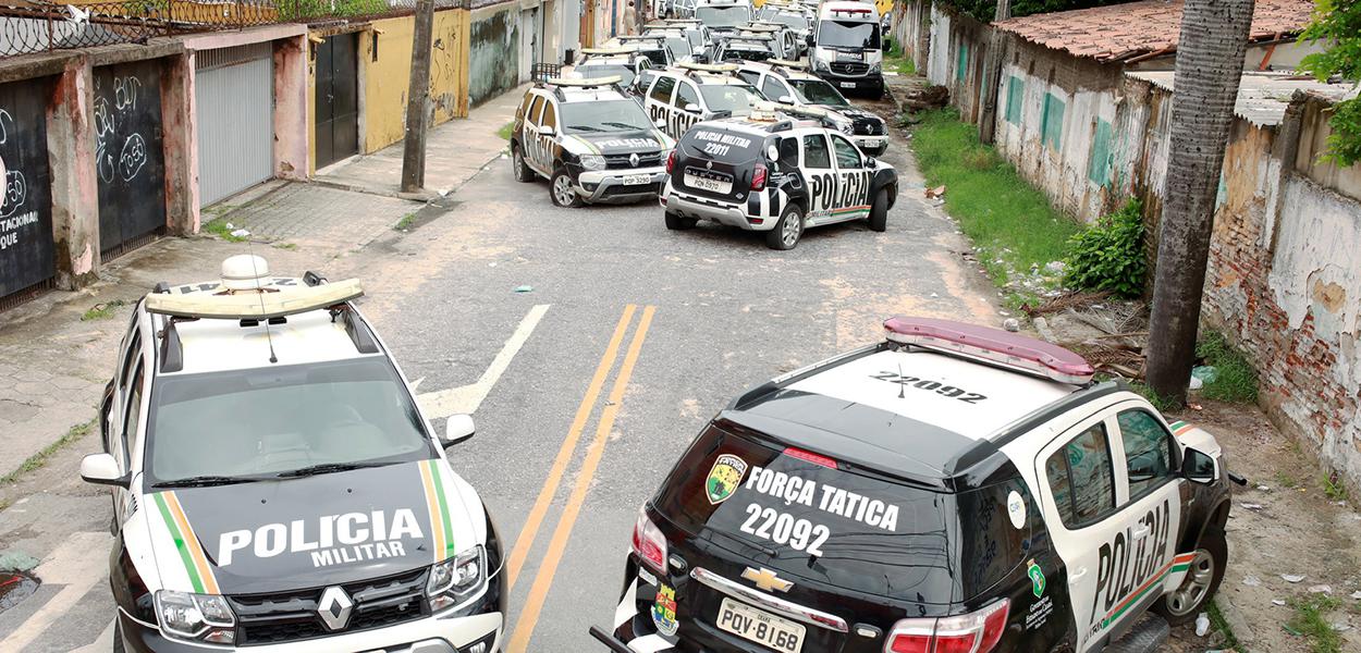 Viaturas da Polícia Militar do Ceará em frente a batalhão durante greve de policiais em Fortaleza