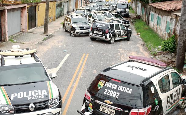 Viaturas da Polícia Militar do Ceará em frente a batalhão durante greve de policiais em Fortaleza