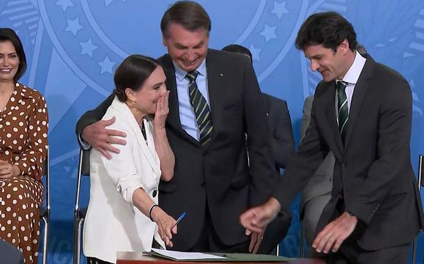 Regina Duarte assinou o termo de posse ao lado do presidente Jair Bolsonaro e do ministro do Turismo, Marcelo Álvaro Antônio