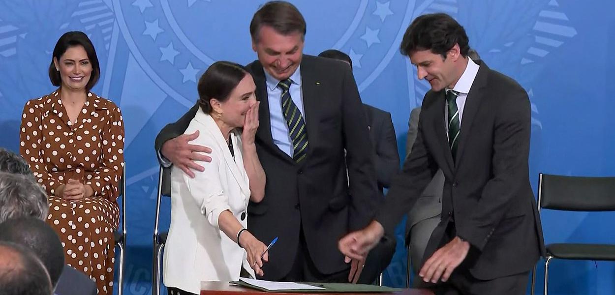 Regina Duarte assinou o termo de posse ao lado do presidente Jair Bolsonaro e do ministro do Turismo, Marcelo Álvaro Antônio