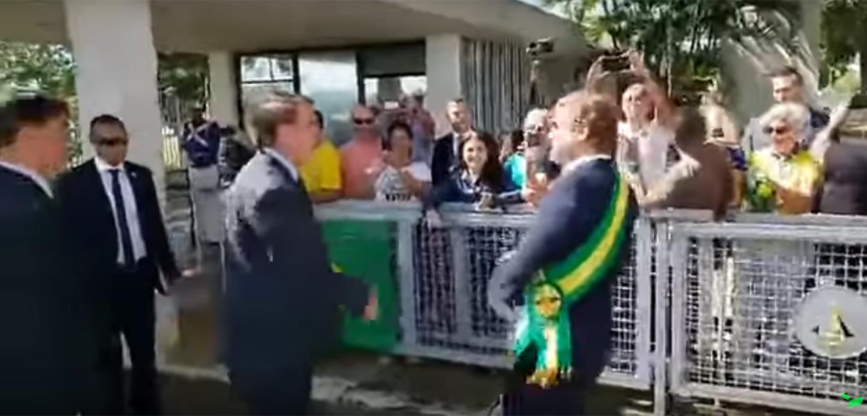 Jair Bolsonaro e o humorista Carioca