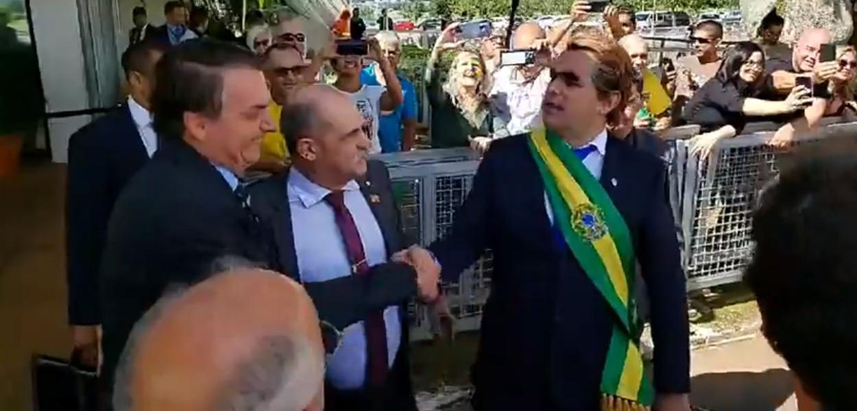 Jair Bolsonaro e o humorista Carioca