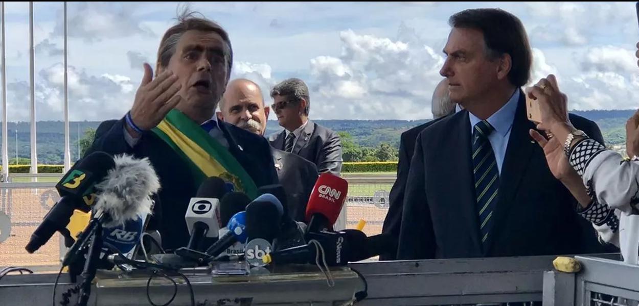 Bolsonaro leva humorista para coletiva do PIB para dar bananas aos jornalistas.