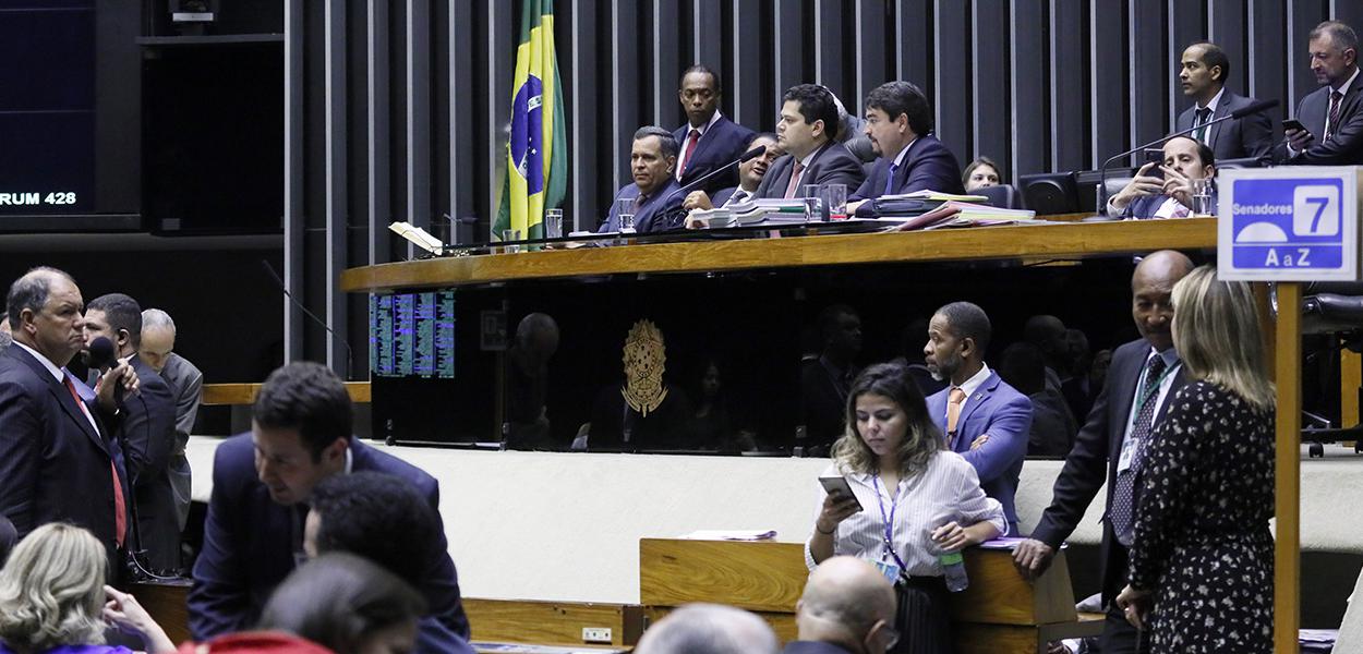 Congresso decide manter o veto dos R$ 30 bilhões do orçamento impositivo.