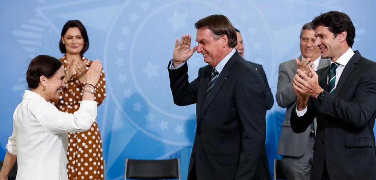 Regina Duarte bate continência para Bolsonaro