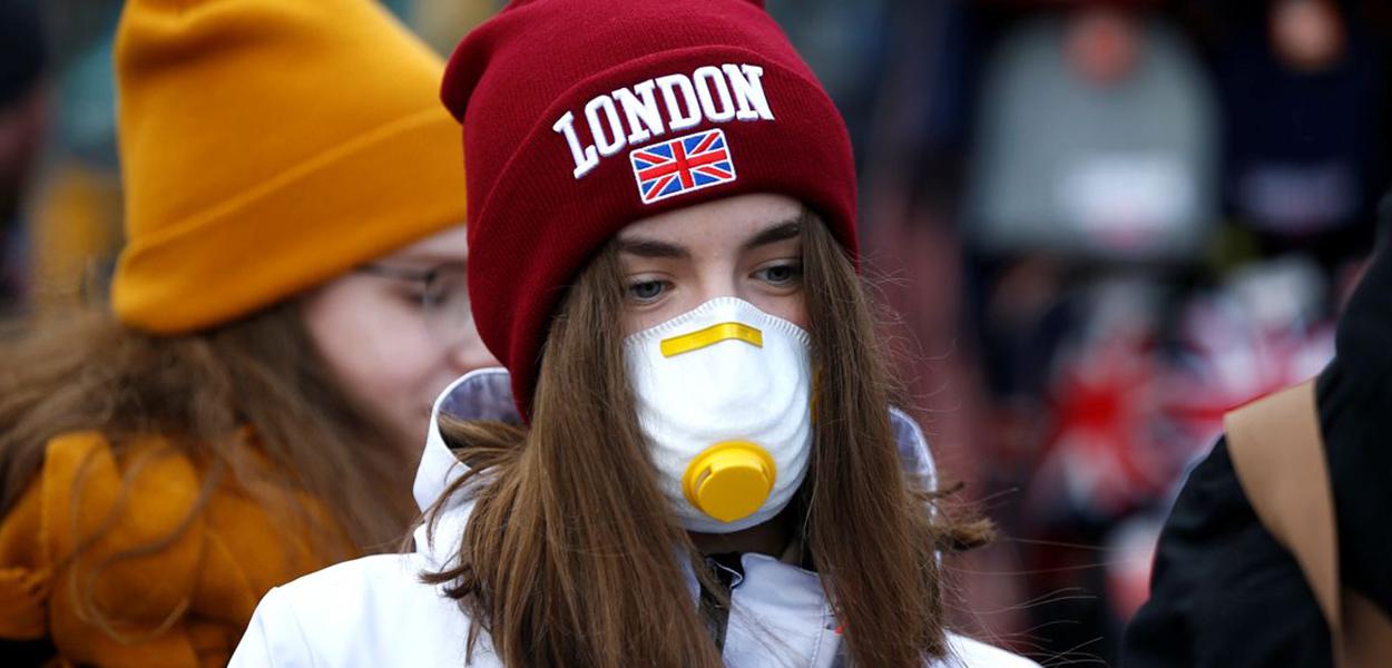 Garota usa máscara em Londres
