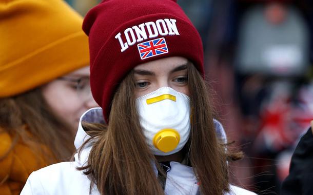 Garota usa máscara em Londres