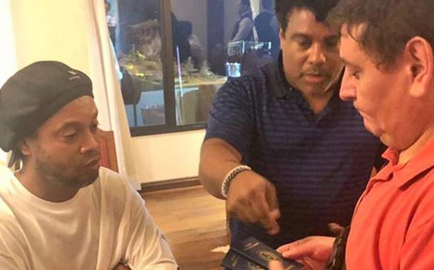 Autoridade paraguaia analisa passaportes de Ronaldinho Gaúcho e do irmão dele, Assis