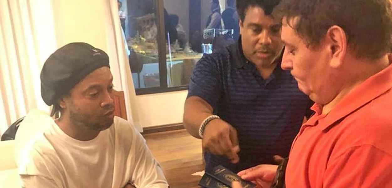 Autoridade paraguaia analisa passaportes de Ronaldinho Gaúcho e do irmão dele, Assis