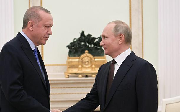 Erdogan (esquerda) e Putin (direita) chegam a acordo sobre guerra em Idlib