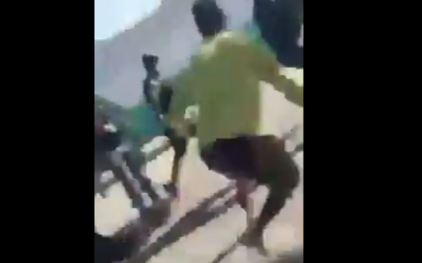 População expulsando os policiais (Foto: Twitter / Reprodução) População expulsando os policiais