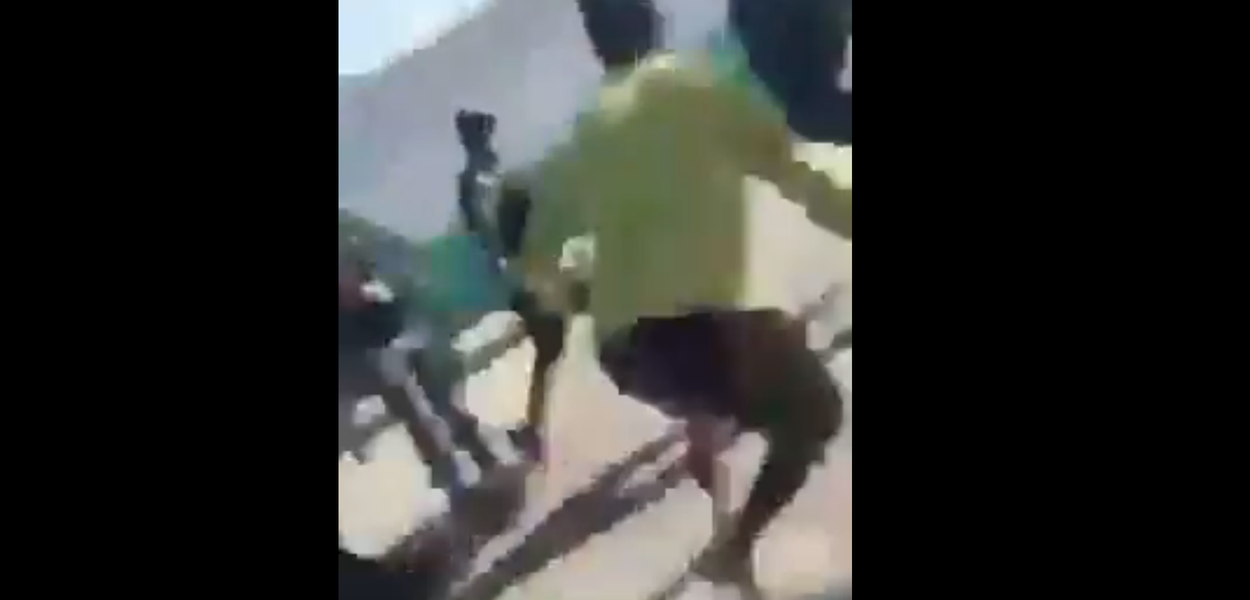 População expulsando os policiais