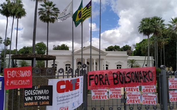 Faixas pelo "Fora Bolsonaro" no acampamento no Palácio do Governo.