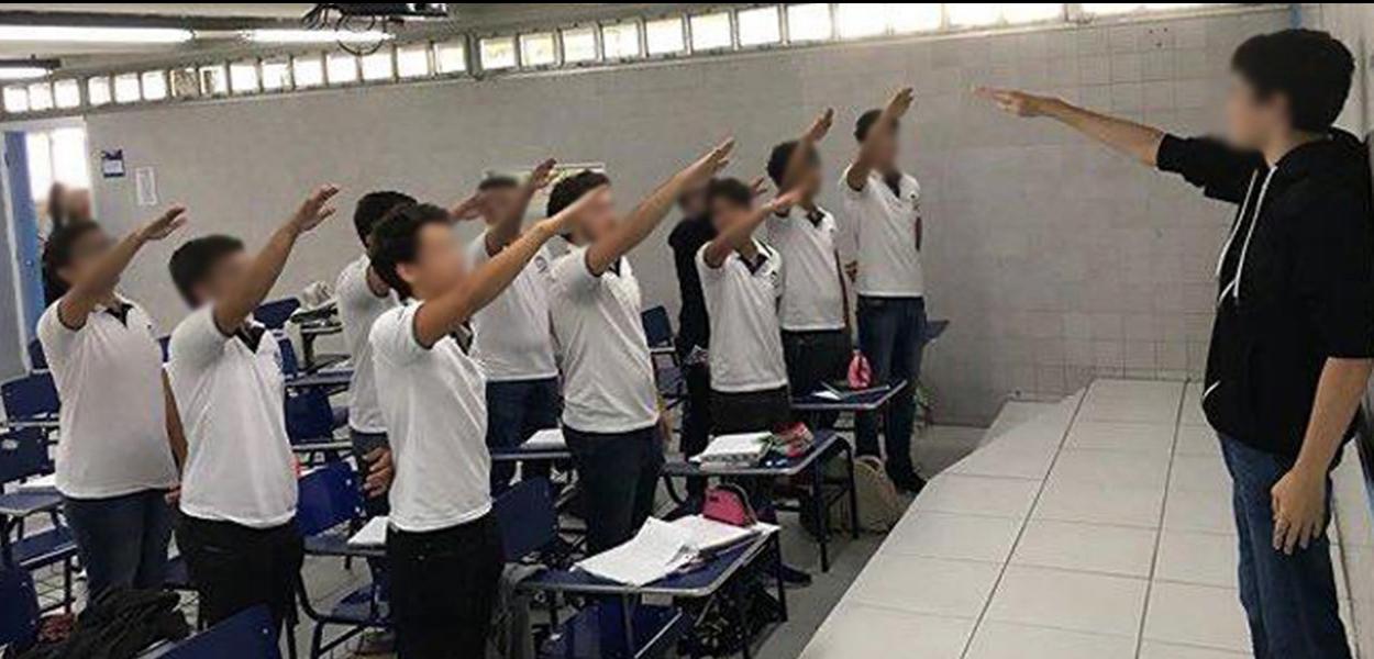 Estudantes fazem saudação nazista em sala de aula de escola particular no Recife e postam imagem nas redes sociais. (Foto: Reprodução/Redes sociais) Estudantes fazem saudação nazista em sala de aula de escola particular no Recife e postam imagem nas redes sociais.