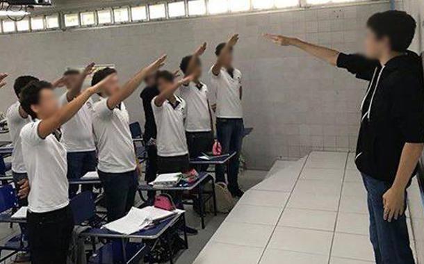 Estudantes fazem saudação nazista em sala de aula de escola particular no Recife e postam imagem nas redes sociais.